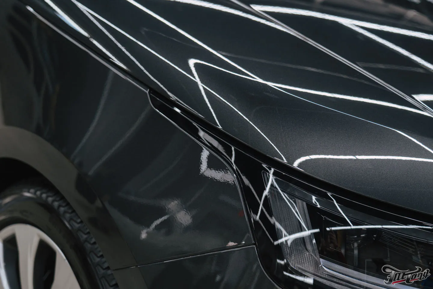 Защитили Range Rover Autobiography прозрачным глянцевым полиуретаном и оклеили панель и экран в салоне